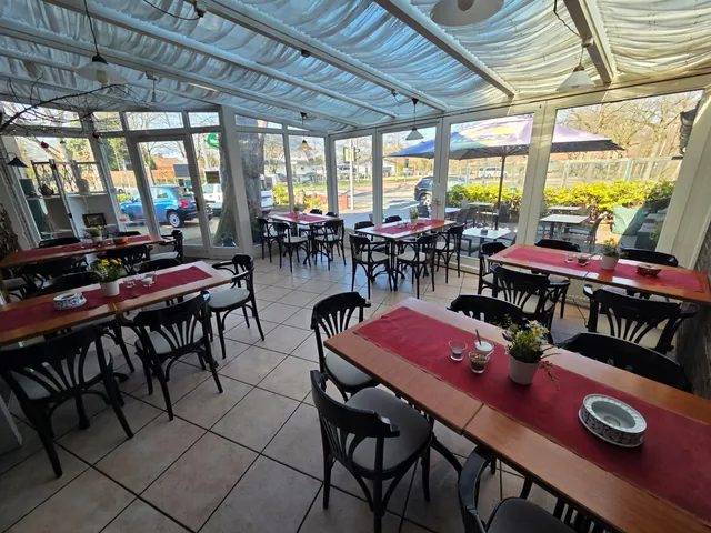 Verglaster Wintergarten mit Thonet-Stühlen und Tischen, Blick auf die Straße